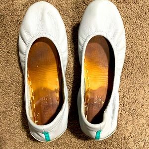 Size 6 Tieks ballet flats. Light Gray color.